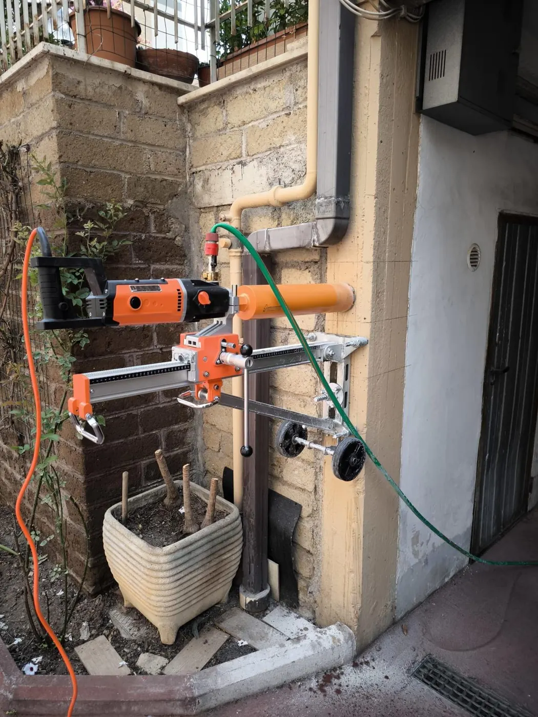 Carotaggio di un elemento in calcestruzzo