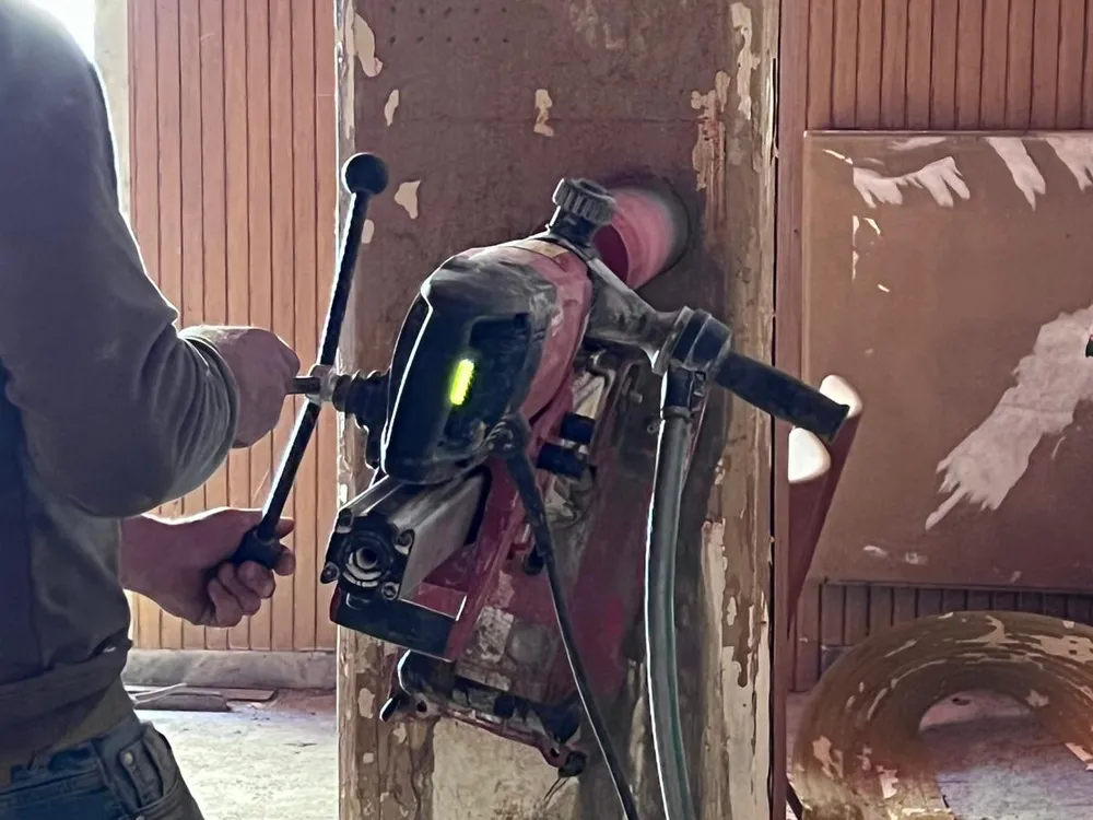 Carotatrice Hilti al lavoro su un pilastro in calcestruzzo