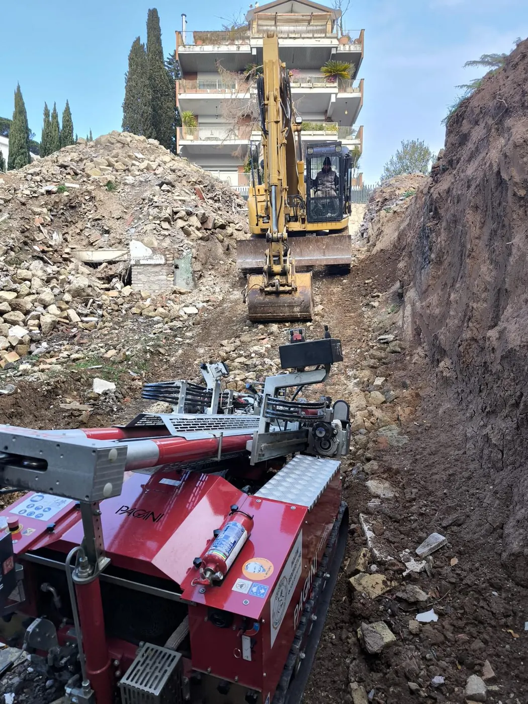 Cantiere con escavatore e attrezzatura geotecnica