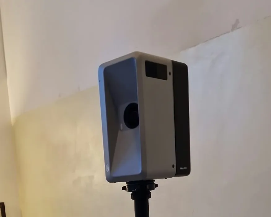 La nostra fotocamera 3D Realsee Galois su treppiede