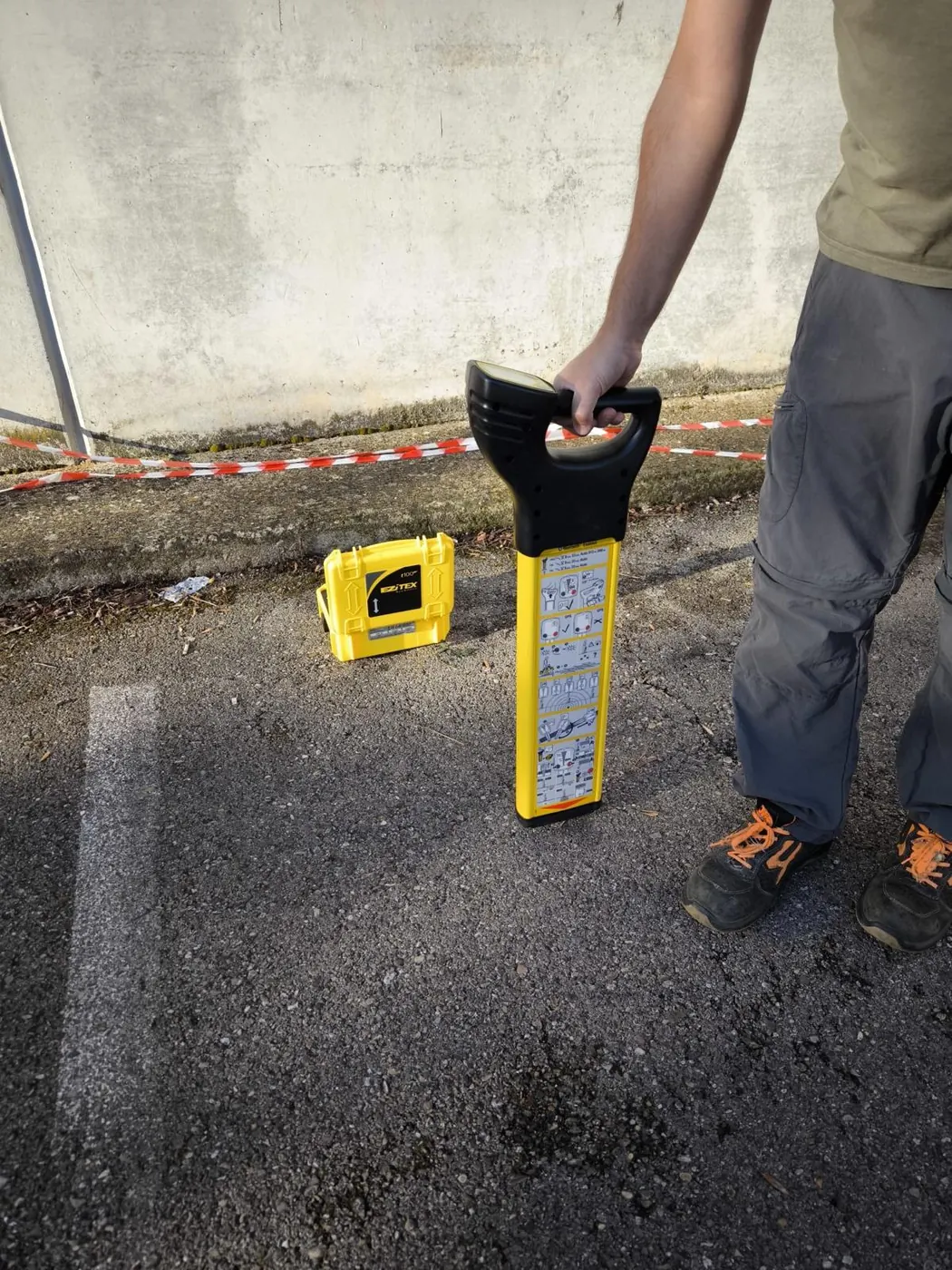 Ricerca di sottoservizi con strumento a induzione prima di uno scavo