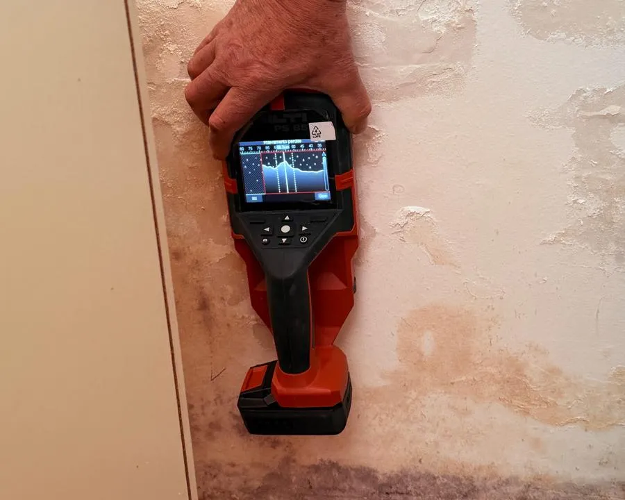 Rilevatore Hilti PS 85 in uso su una parete con umidità