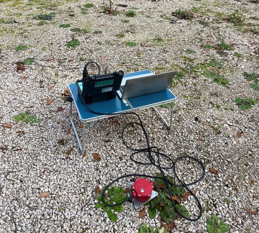 Indagine sismica passiva HVSR: tromografo collegato al portatile e sensore a terra