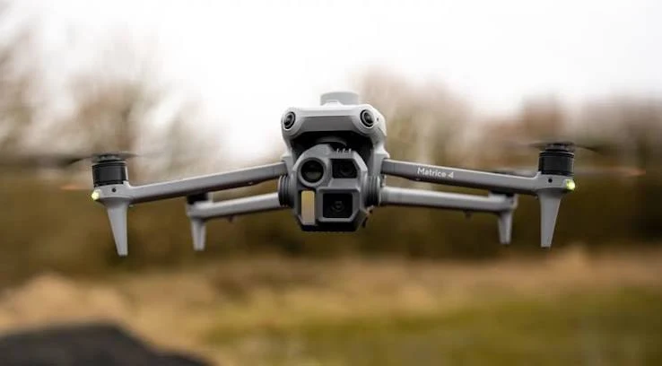 Drone DJI Matrice 4E in volo
