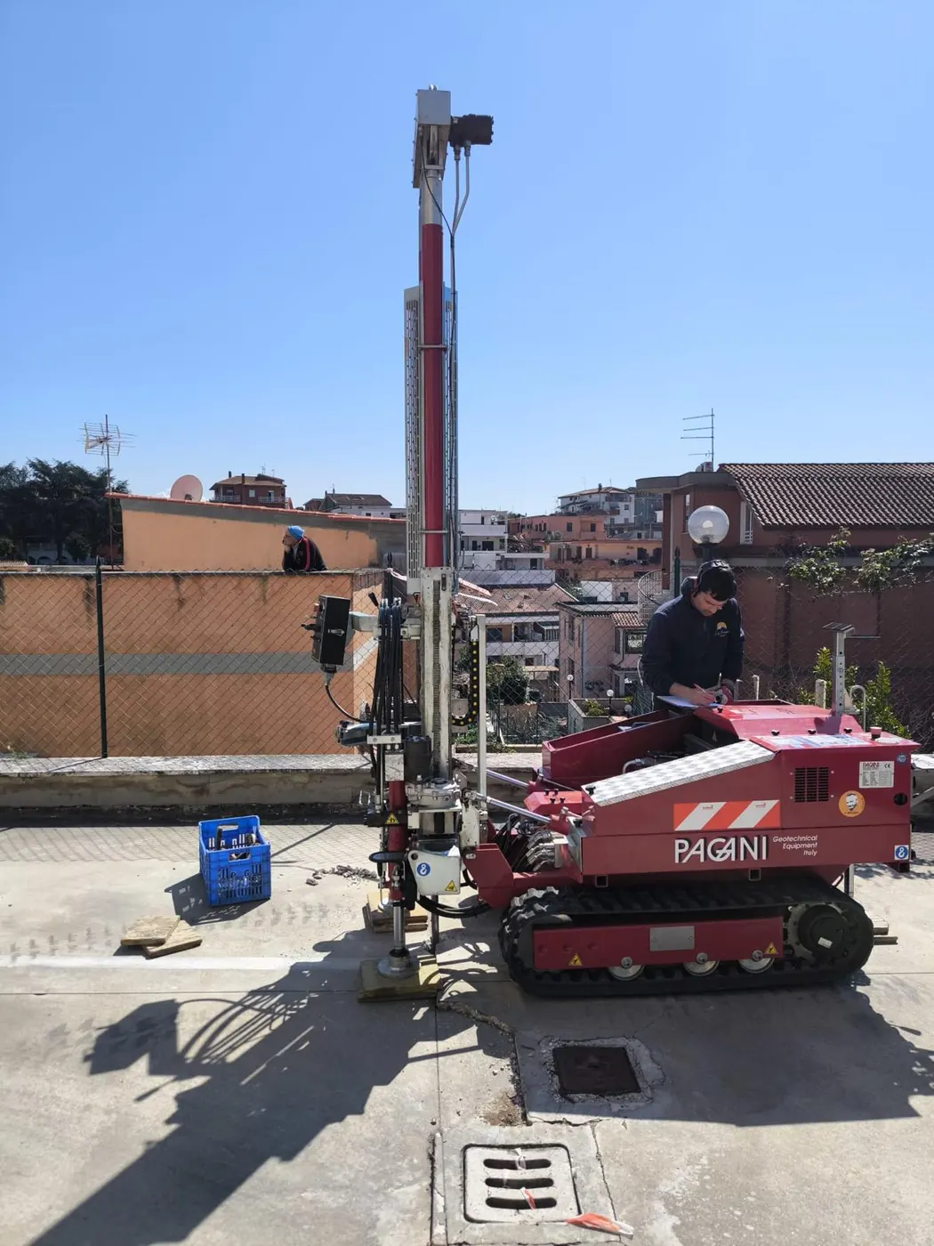 Penetrometro cingolato in un cortile, con il tecnico che registra i dati