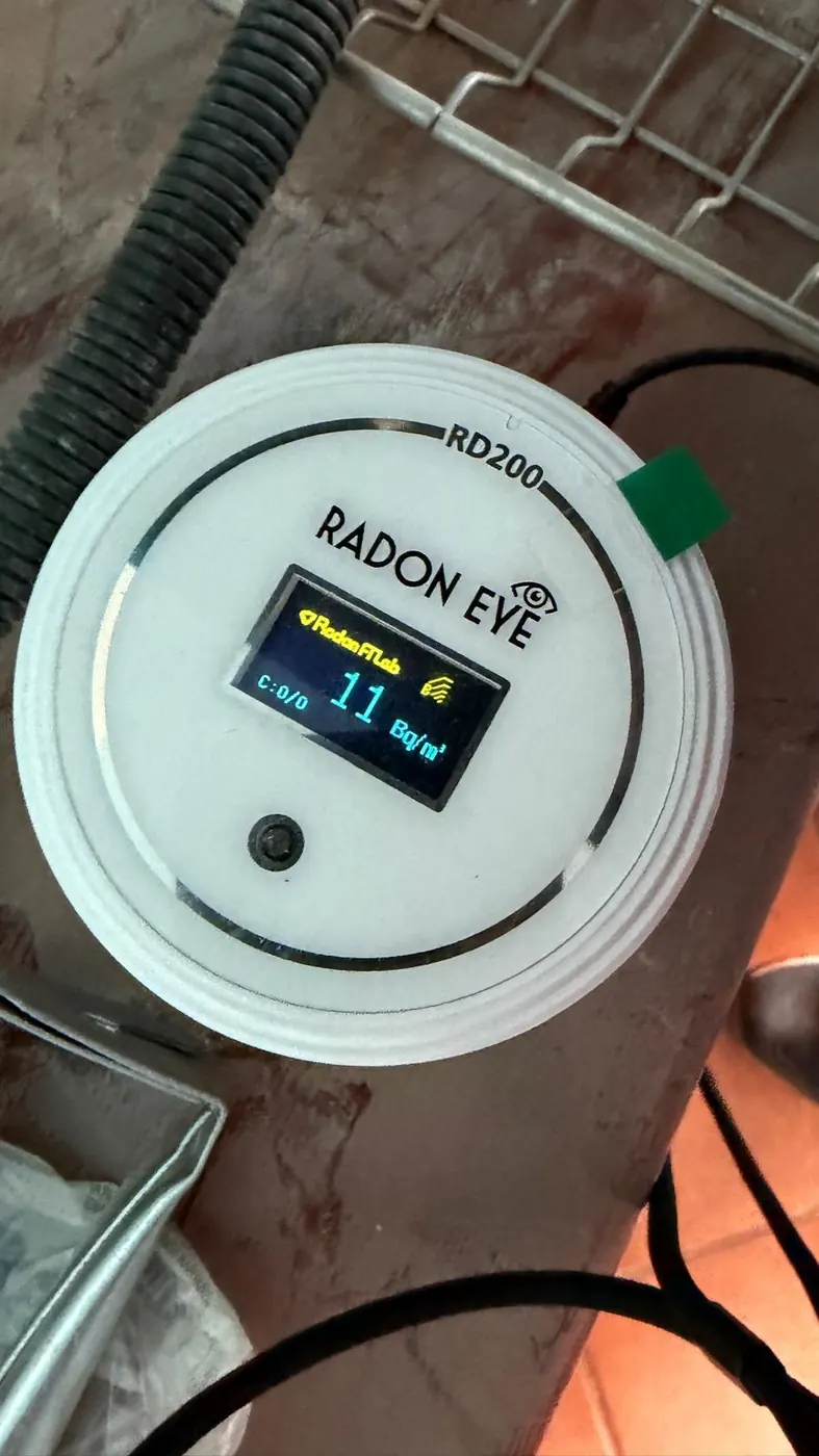 Monitor elettronico del radon con lettura in Bq/m³