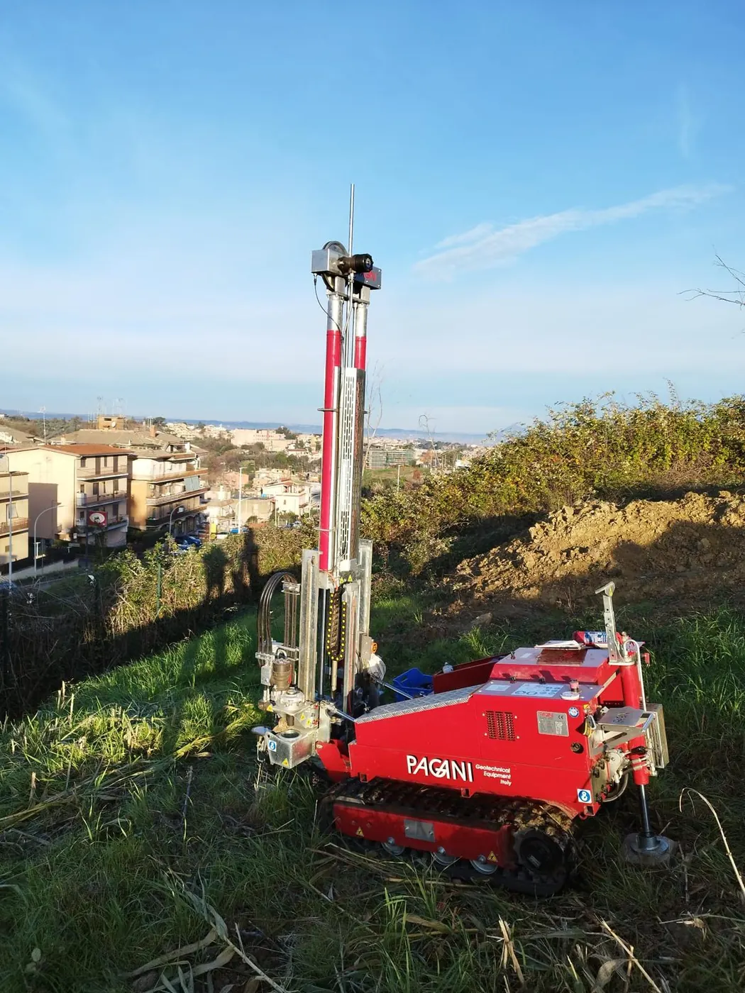 Penetrometro cingolato in cantiere su un pendio