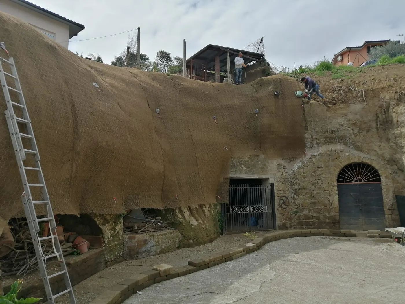 Intervento di protezione di una parete in tufo sopra delle grotte