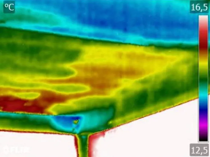 Termografia di un soffitto con infiltrazione d'acqua