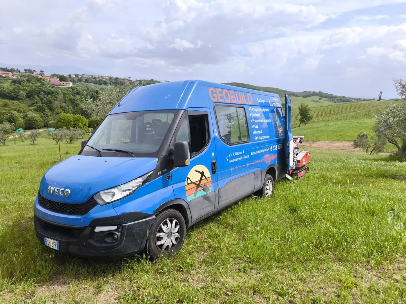 Furgone GeoBuild con attrezzatura cingolata in un cantiere in campagna